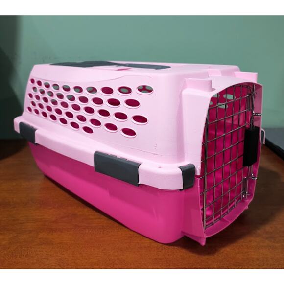 Pet Mate Pink Plastic Cat or Small Dog Carrier With Secure Metal Door - Picture 1 of 6